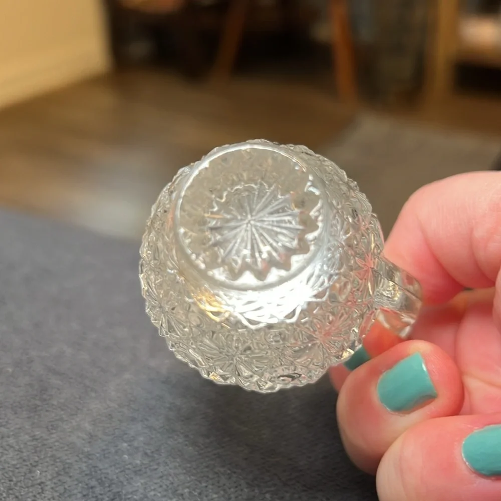 Vintage daisy and button pattern clear pressed glass mini creamer pitcher - Picture 5 of 6